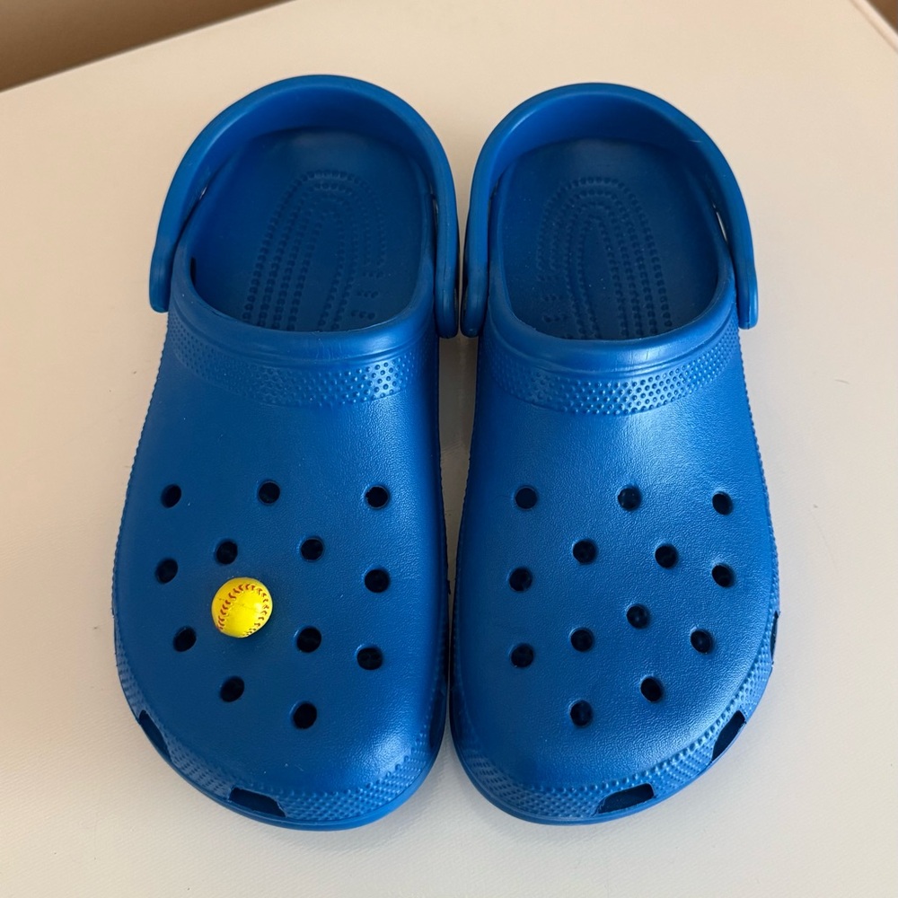 CLASSIC BLUE UNISEX CROCS MEN'S 8 WOMEN'S 10